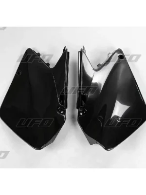 UFO boční tabulky zadní SUZUKI RM 125/250 03-05, barva černá Doprava Zdarma