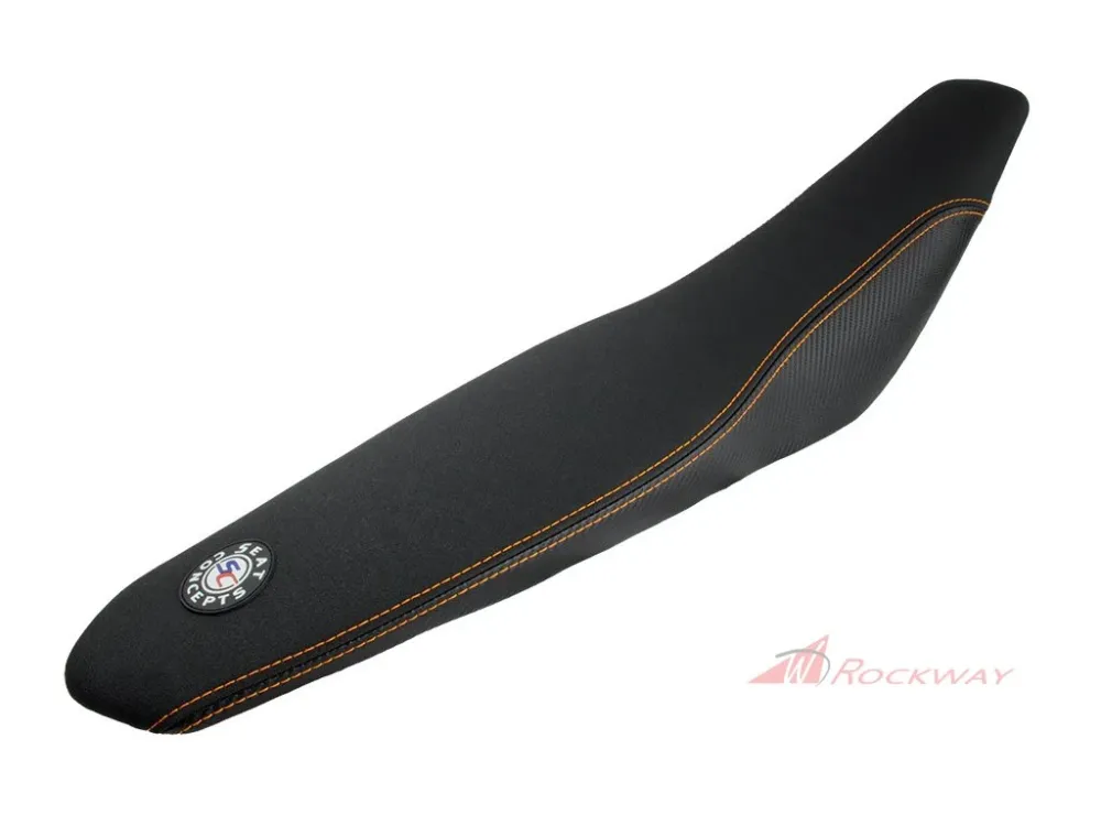 Dokud Zásoby Vydrží Kompletní sedlo Seat Concepts Comfort | KTM (2018) SX-F Factory Edition | (19-23) SX/SXF/XC/XCF | (19-23) XCW/XCFW/EXC/EXCF- Černé prošívání/Možnosti potahu: Black Carbon Fiber Sides / Black Semi-Grip Top